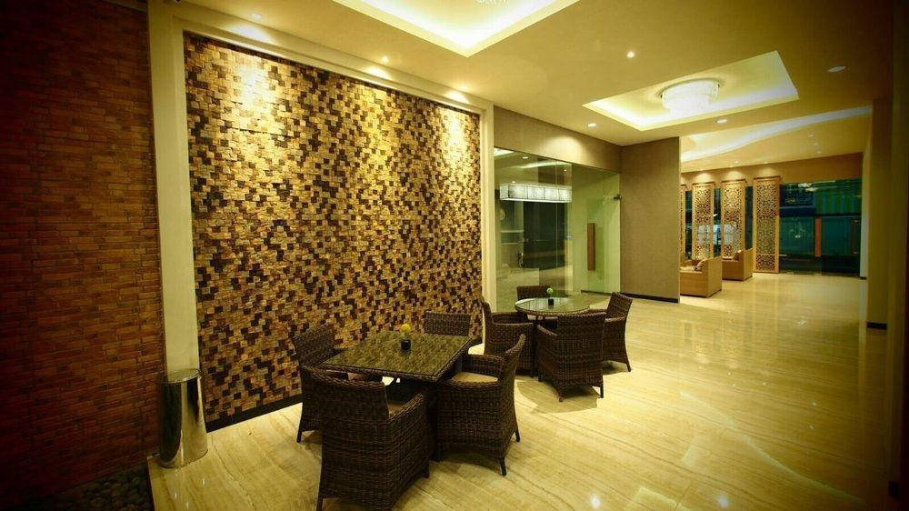 De Boutique Style Hotel Malang Exterior photo