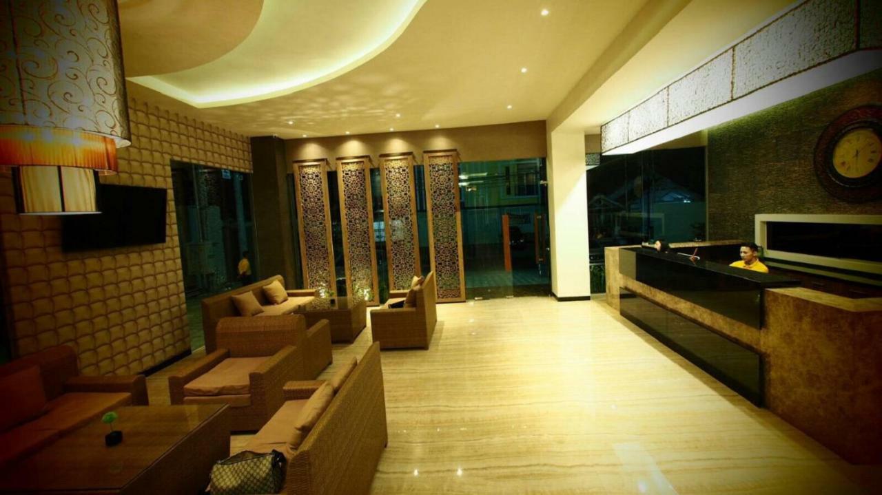 De Boutique Style Hotel Malang Exterior photo