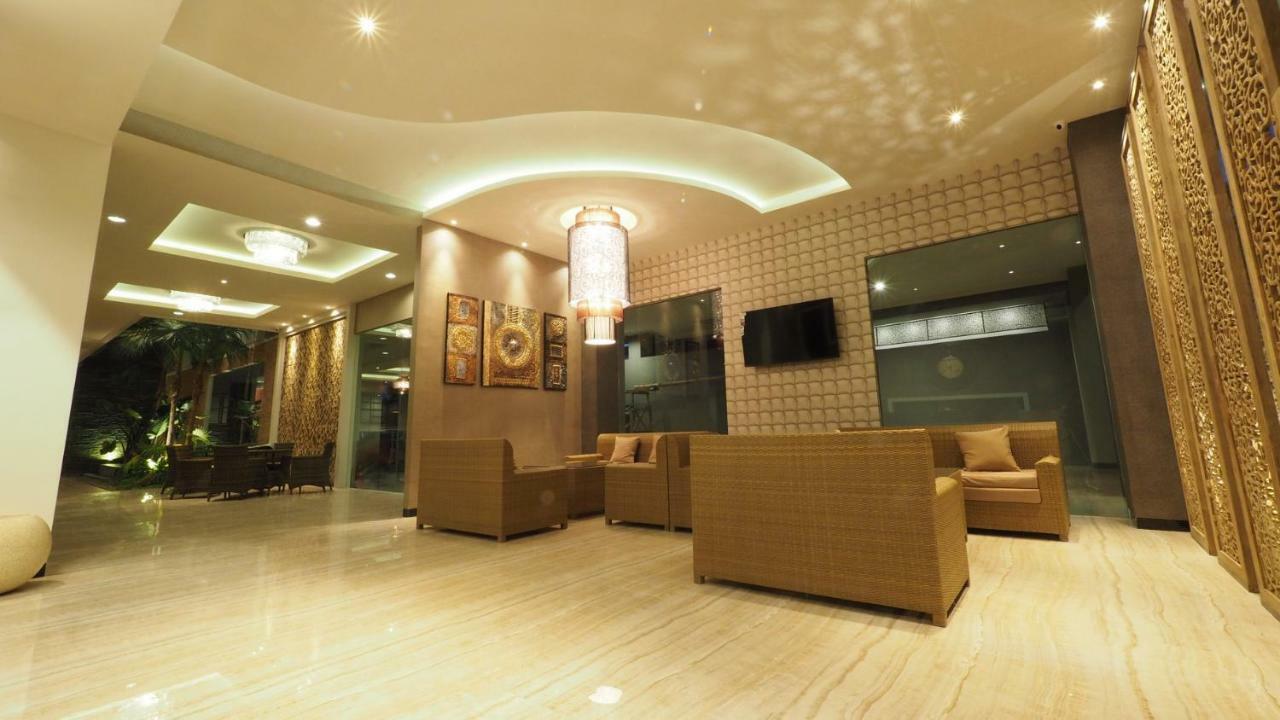 De Boutique Style Hotel Malang Exterior photo